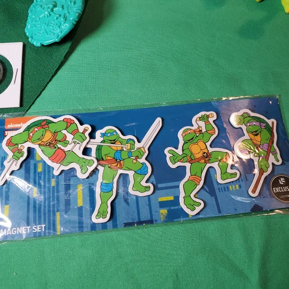 Vintage Teenage Mutant Ninja Turtles (TMNT) Action Figure & Merchandise Lot - Picture 11 of 17